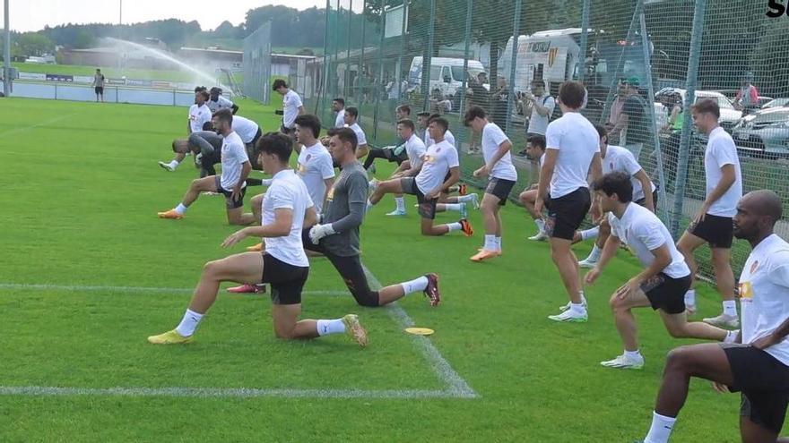 El Valencia ya entrena en Suiza con dos bajas destacadas