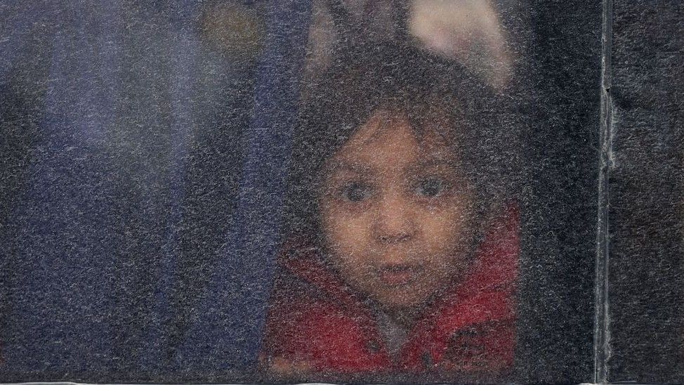 Un niño abandona Lviv, en Ucrania.