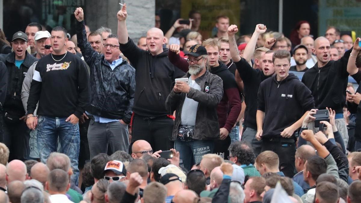 Simpatizantes de extrema derecha se manifiestan en la ciudad alemana de Chemnitz, en el 2018.