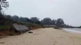 La imparable erosión del mar en Mourisca tira más tramos de un muro