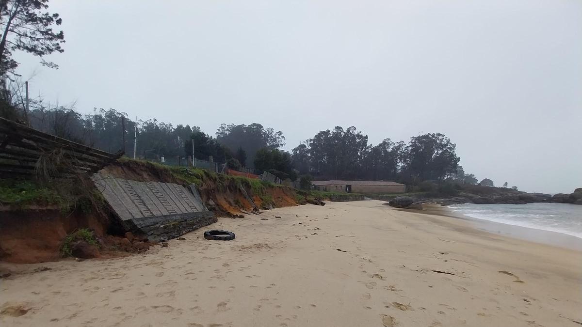 El imparable avance de la erosión marina en Mourisca (Bueu)