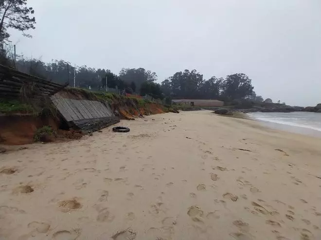 El imparable avance de la erosión marina en Mourisca (Bueu)