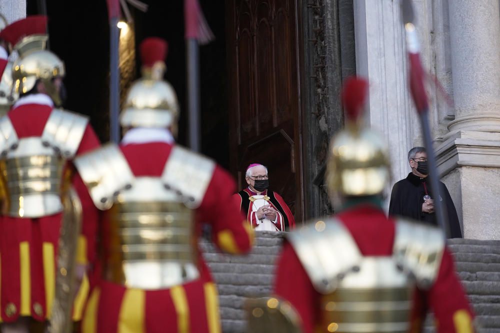 Girona viu el Divendres Sant amb l'acte de la Veneració de la Creu