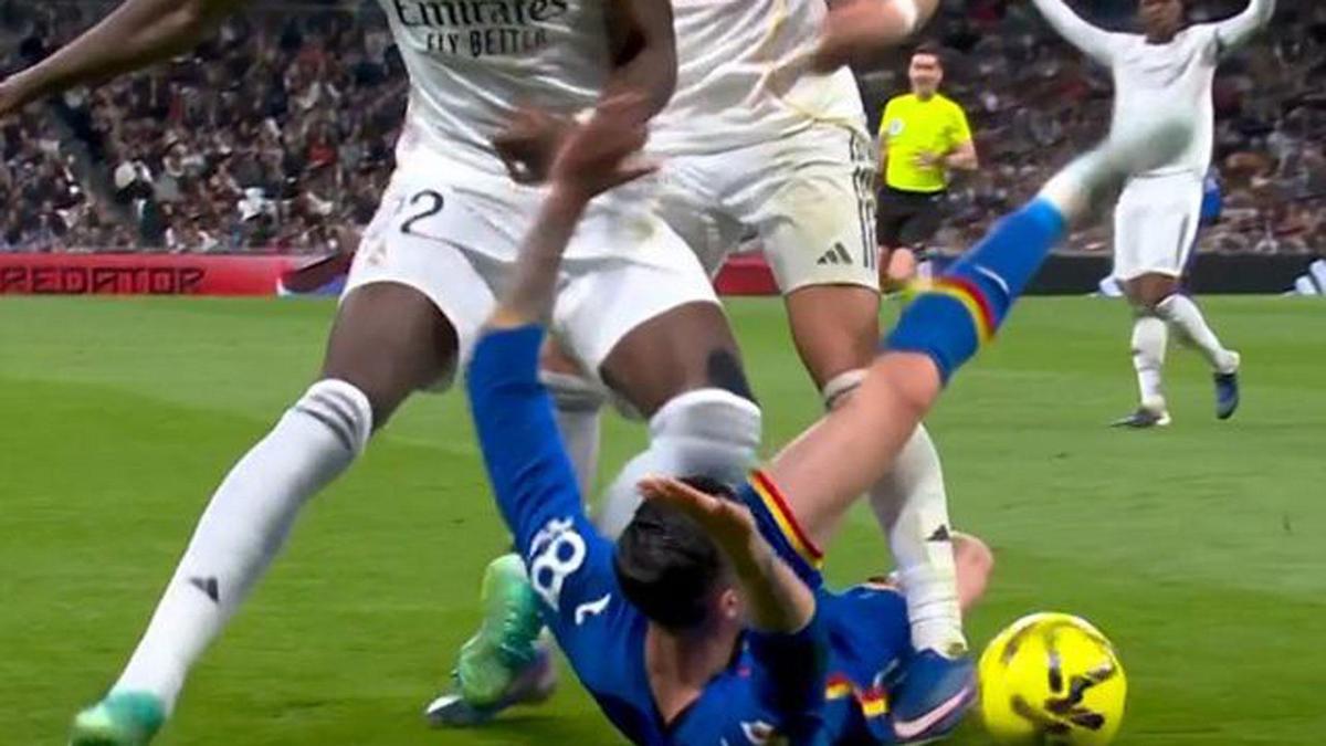 El rodillazo de Rudiger sobre Diego Rico.