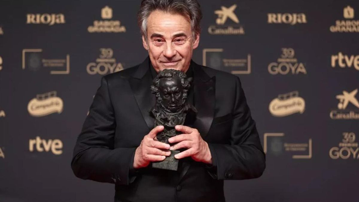 El actor Eduard Fernández posa tras recibir el Goya a Mejor actor protagonista, por 'Marco', en la 39º edición de los Premios Goya, el pasado febrero.