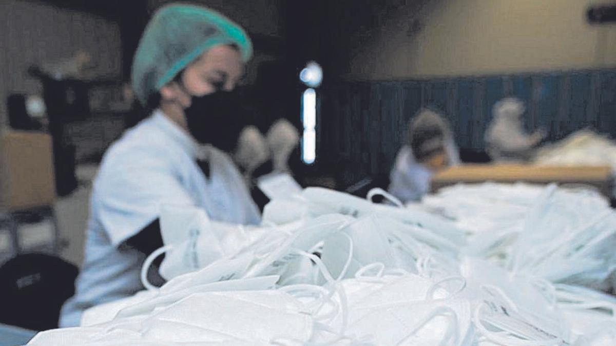 Fabricació de mascaretes en una fotografia d’arxiu. | REUTERS
