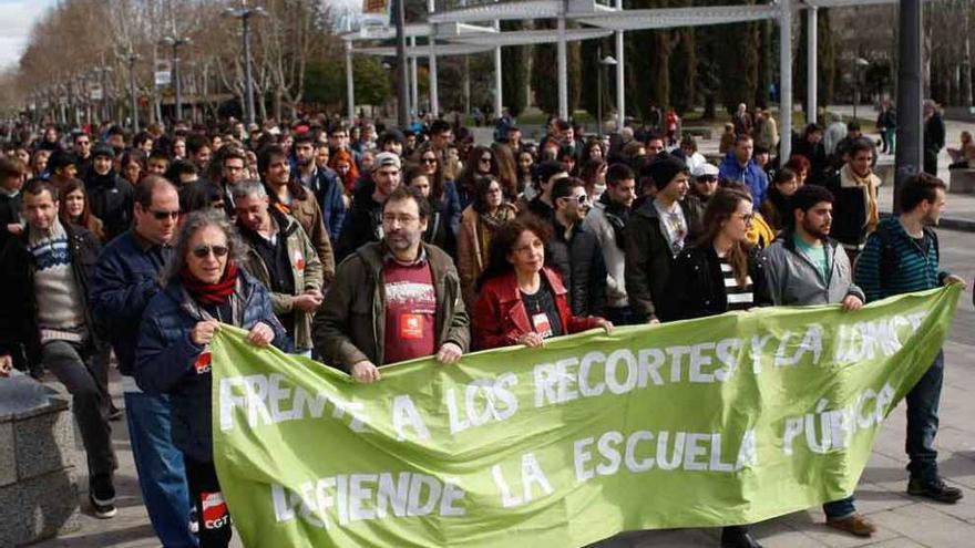 La cabeza de la manifestación a su paso por el parque de la Marina.