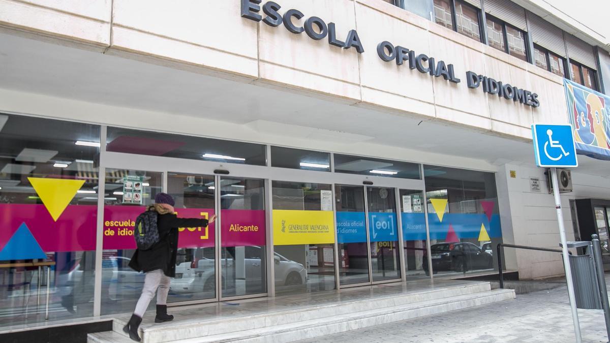 Una alumna accede a la EOI de Alicante