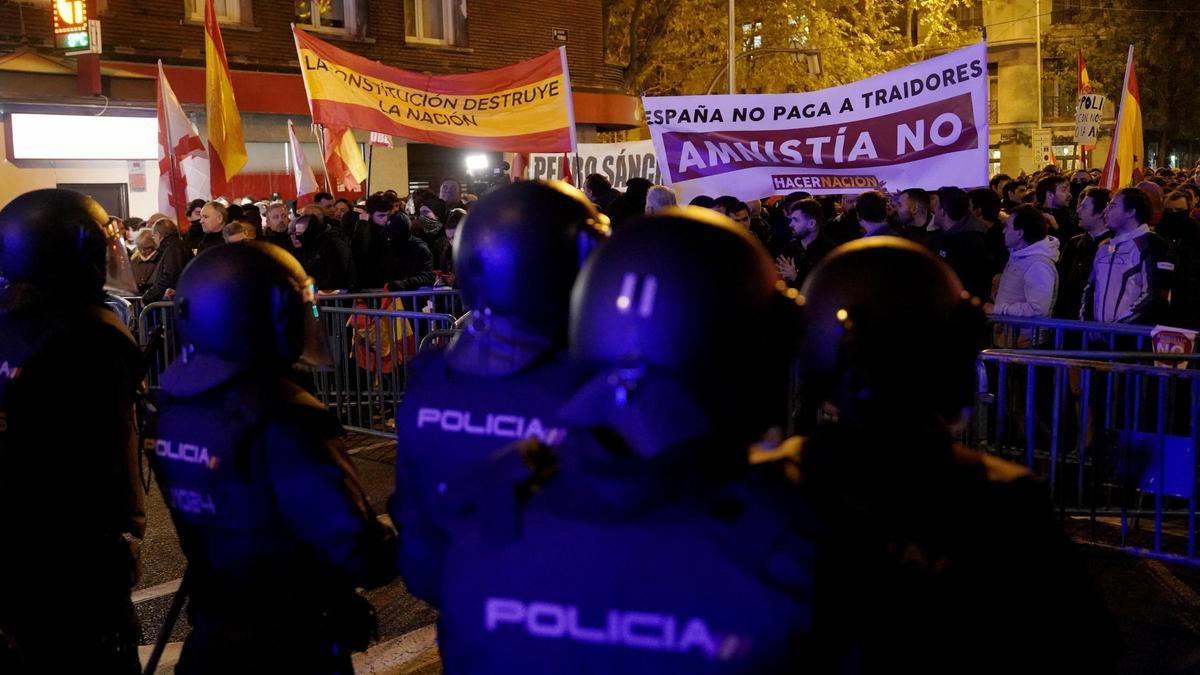 Concentración en la sede del PSOE contra la amnistía.