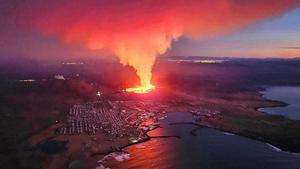Islandia lucha por contener la lava del volcán en Grindavik