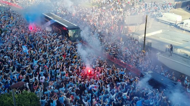 Bengalas, bufandeo y gritos: el celtismo 'lleva en volandas' a los suyos