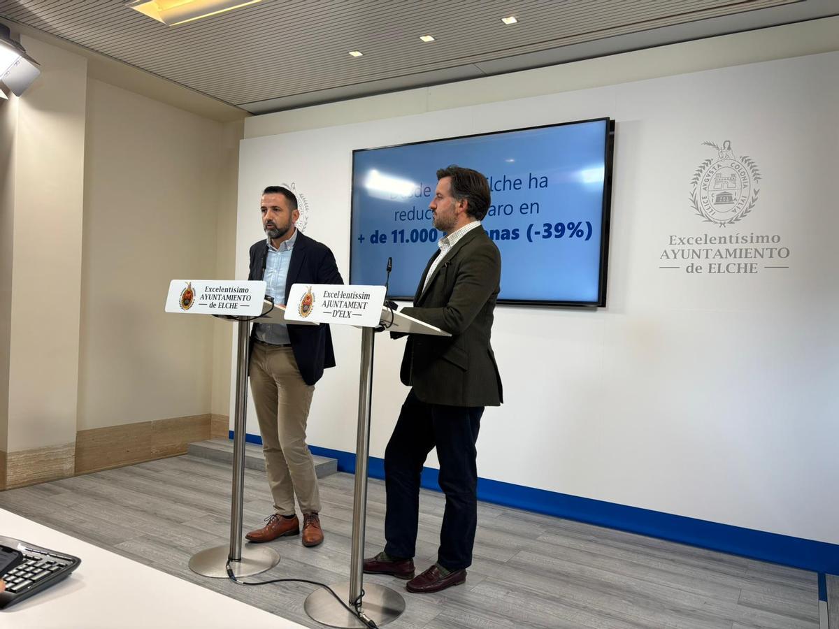 El alcalde de Elche y el concejal Samuel Ruiz durante la rueda de Prensa de este miércoles
