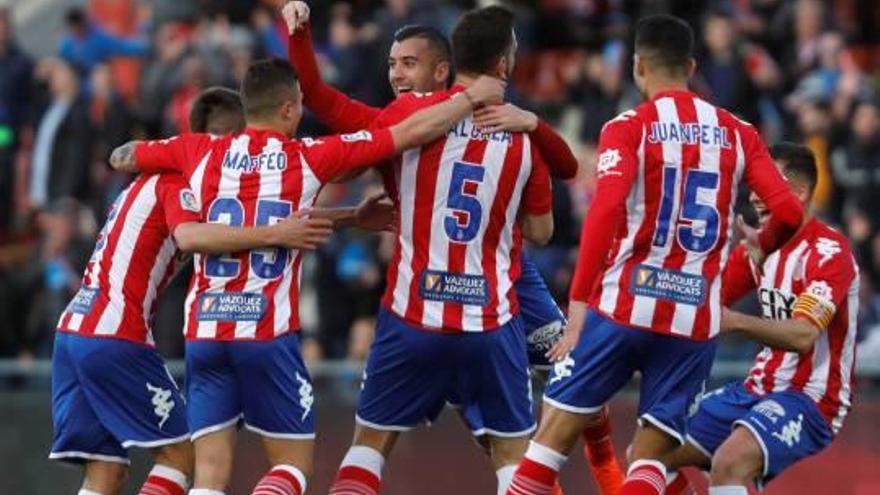 Els jugadors del Girona feliciten Borja després del gol d&#039;aquest últim ara fa unes quantes jornades contra el Getafe a casa.