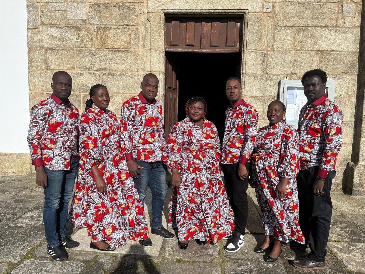 Integrantes del coro de Costa de Marfil que amenizará la Semana Santa en Cee