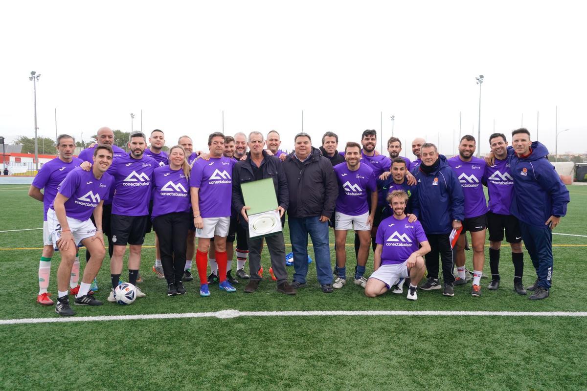 fútbol. La selección de periodistas deportivos de Mallorca posa con Ricard Cabot, que enseña una placa de reconocimiento, y Pep Sansó