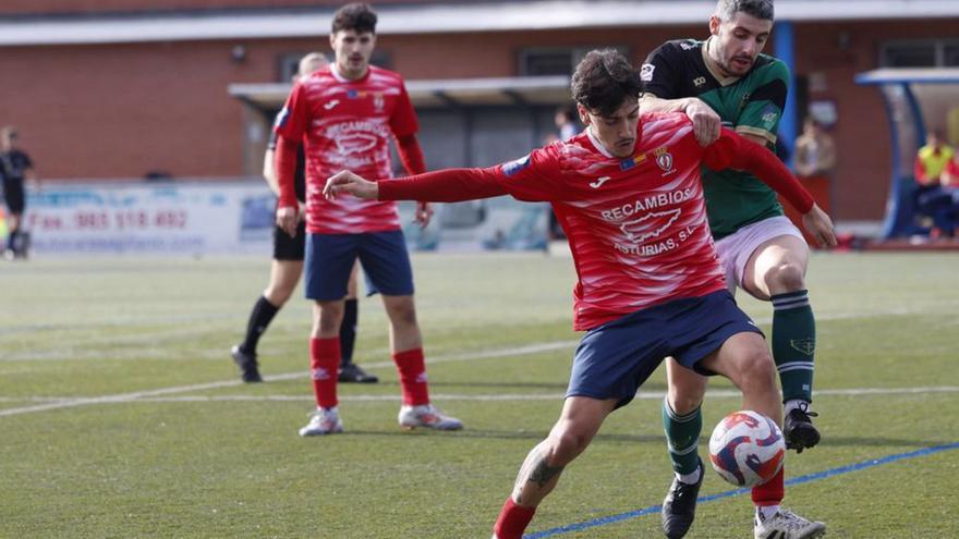 Una acción del encuentro de ayer entre el Astur y el Hispano. | MIKI LÓPEZ
