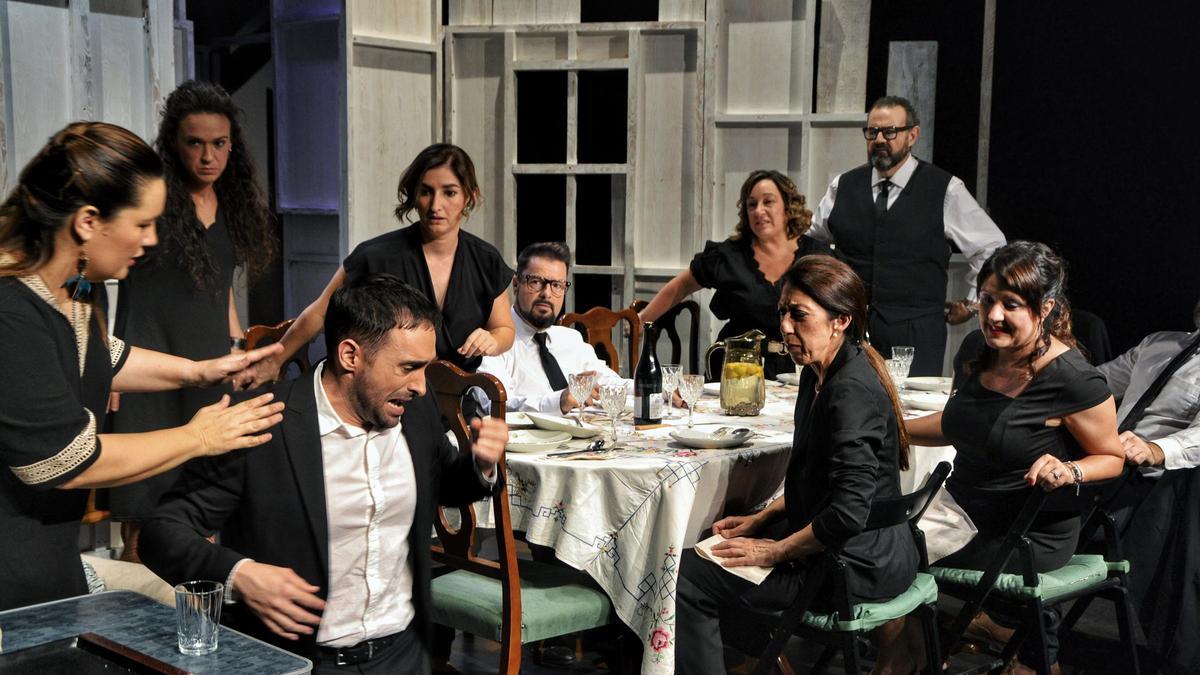 Representación de la obra 'Agosto' por parte del elenco de Carafur Teatro