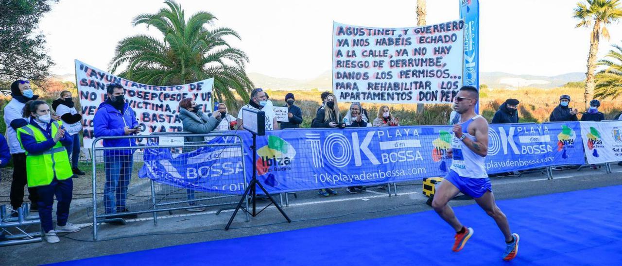 Protesta de los vecinos del Don Pepe en la ‘10K Playa d’en Bossa’  | VICENT MARÍ