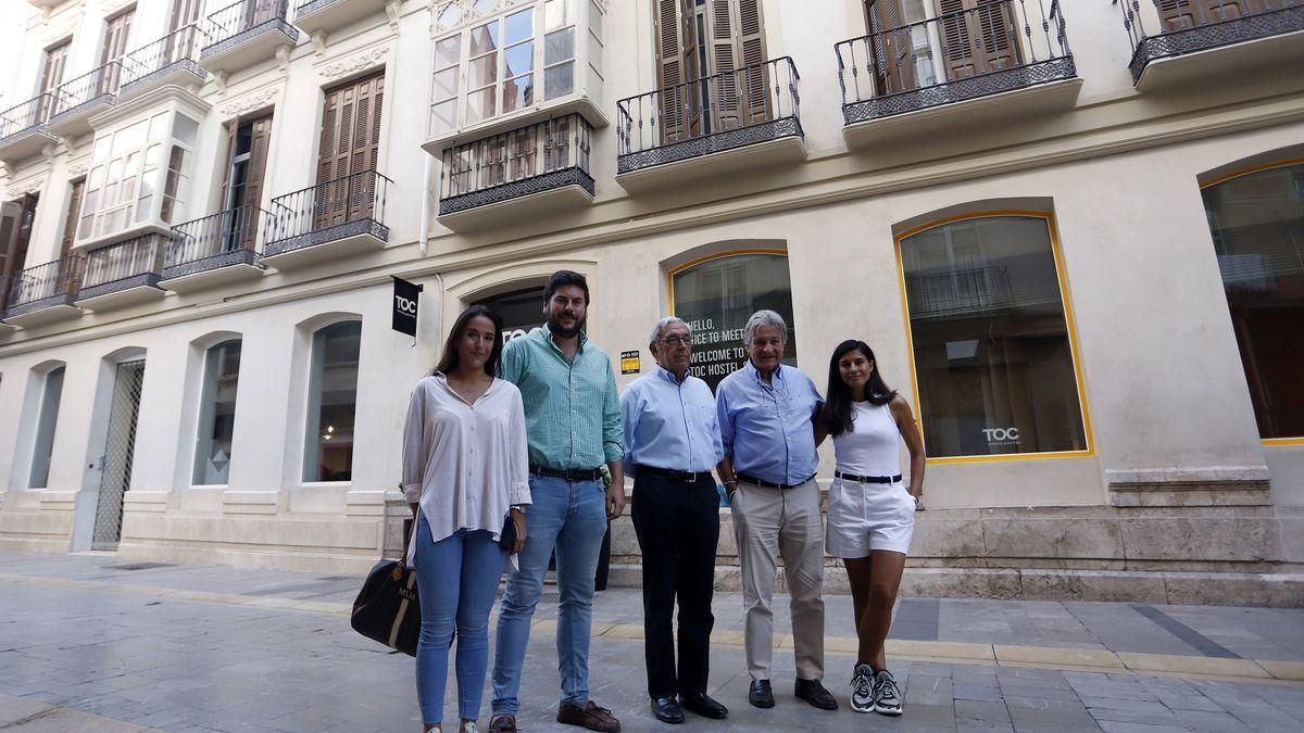 Salvador Moreno Peralta y compañeros de su estudio, con la directora de TOC Málaga, Inmaculada Muñoz, delante del hostel de calle Comedias, antiguo colegio de Pablo Ruiz Picasso y Blas Infante.