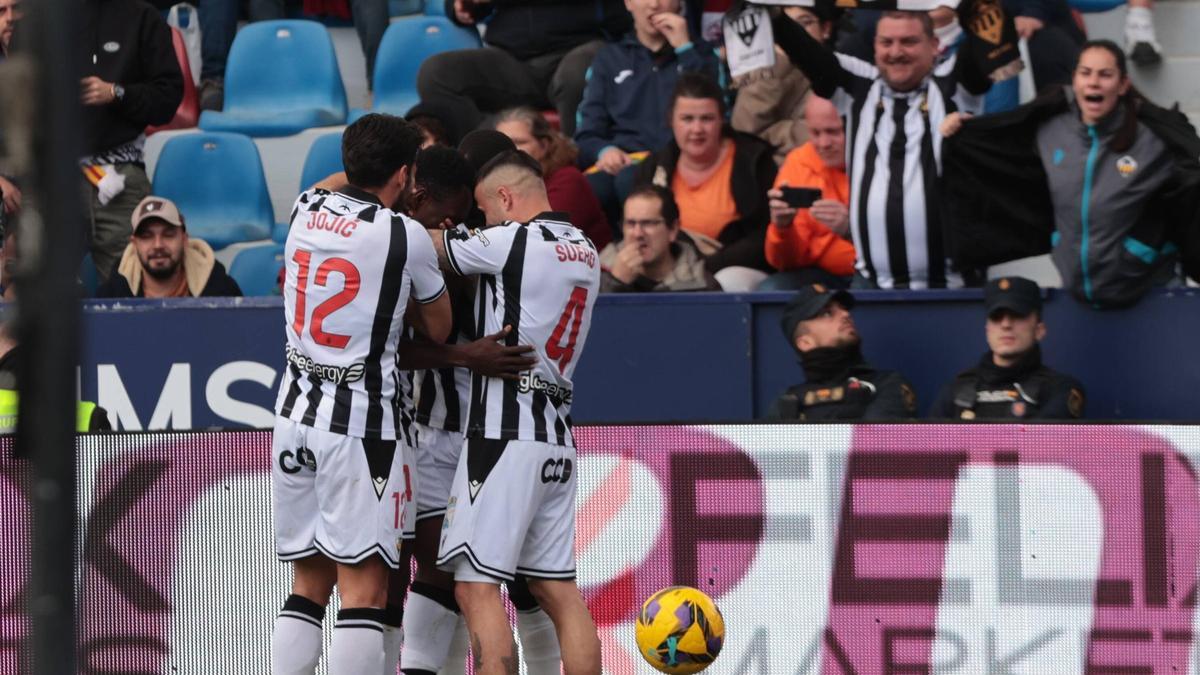 Camara, emocionado y abrazado por sus compañeros tras el segundo tanto al Levante.