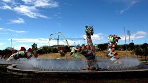 Grupo escultórico dedicado al monstruo del Lago Ness en una rotonda próxima al estadio de Butarque de Leganés.