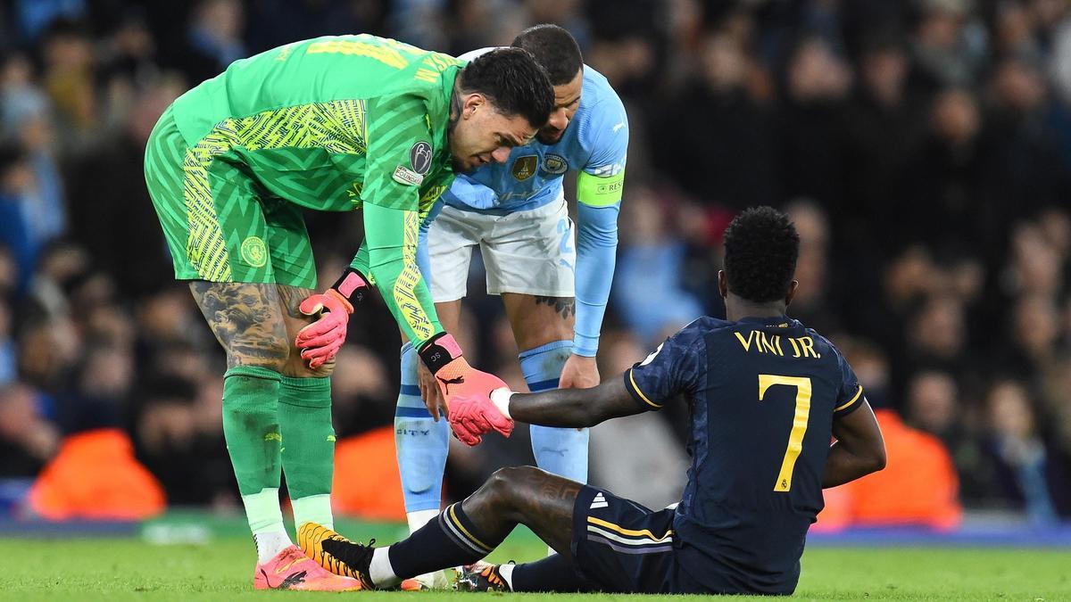 Vinicius, en el momento que se lesionó en el Manchester City - Real Madrid