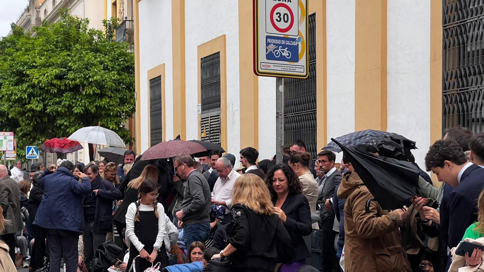 Primeros paraguas en el Lunes Santo