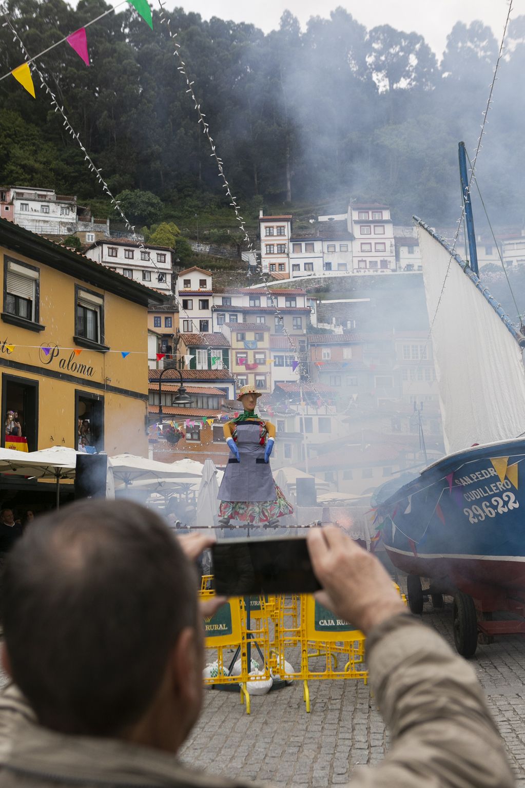 Cudillero se llena por el pregón de l'Amuravela, que invitó a "cantar ya bellar hasta quedanus sin fualgu"