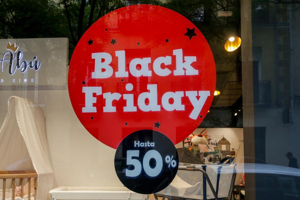 Cartel publicitario del Black Friday que anuncia descuentos en una tienda