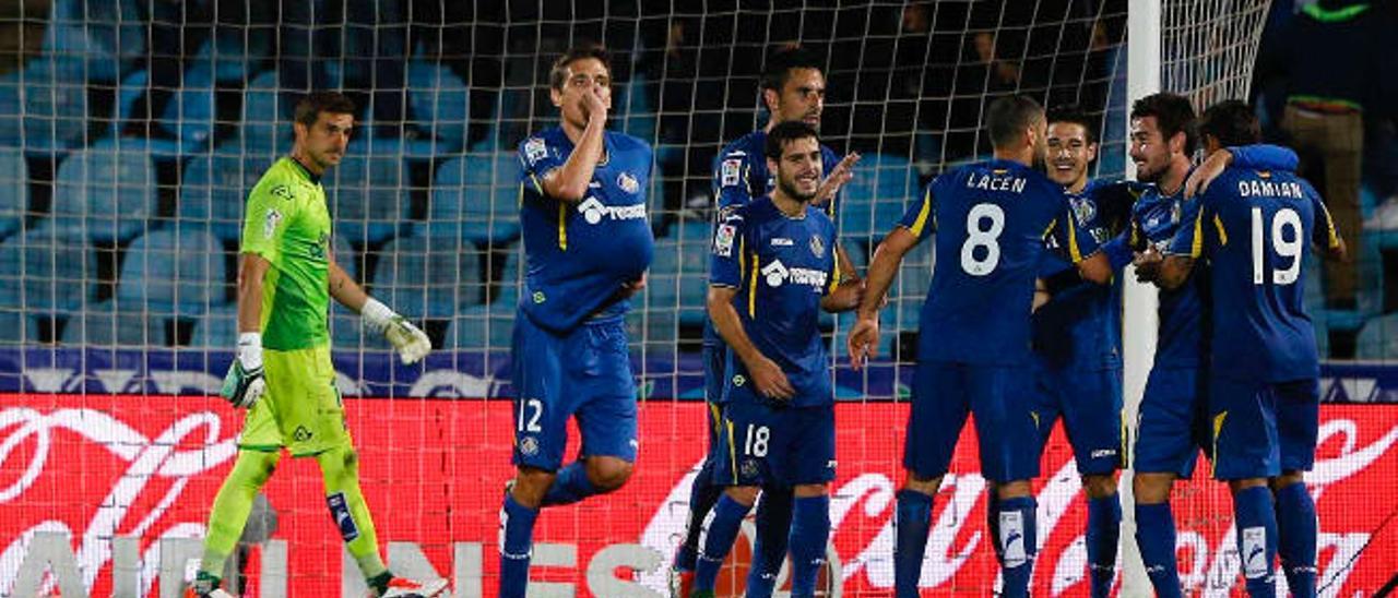 Los jugadores del Getafe celebran un gol de Scepovic a la UD bajo la mirada de Javi Varas en el Coliseum.