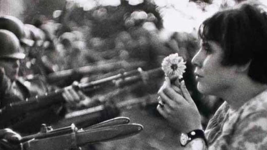 La emblemática fotografía de Marc Riboud.