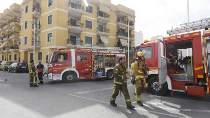 Un incendio en El Altet moviliza a bomberos de Elche y San Vicente