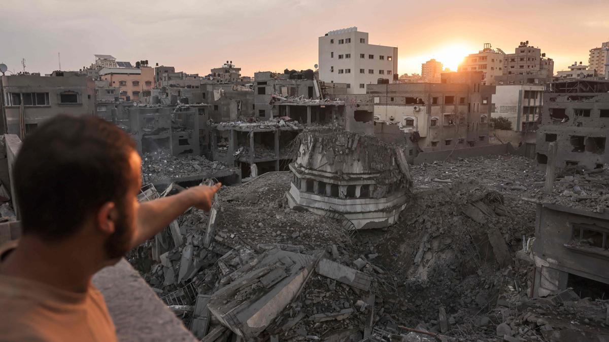 Un palestino señala hacia la mezquita Ahmed Yassin, destruida por un ataque aéreo de Israel a primera hora del lunes 9 de octubre del 2023
