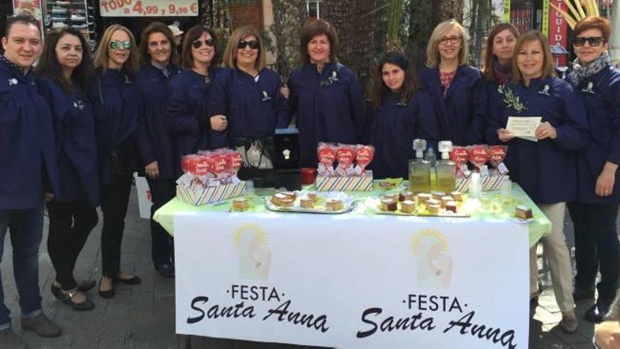 Algunos de los componentes de la Festa de Santa Anna, en una actividad para recaudar fondos.