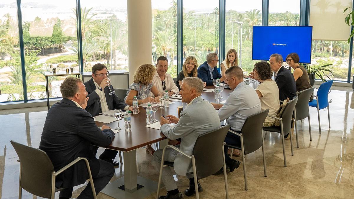 Una reciente reunión del Comité de Negocio de Caixa Ontinyent, en Elx.