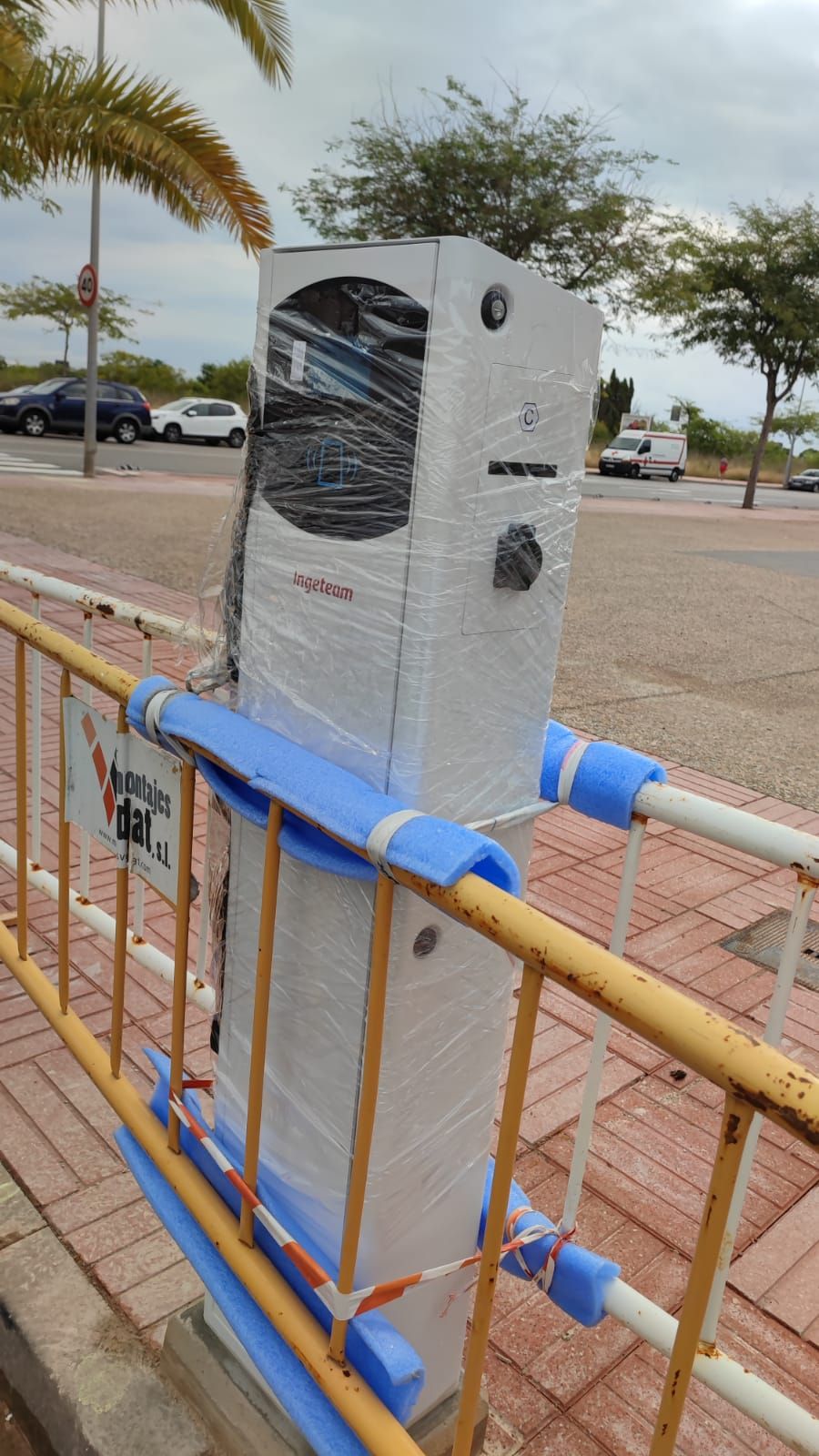 Poste de recarga de coches eléctricos frente al Palau de la Festa