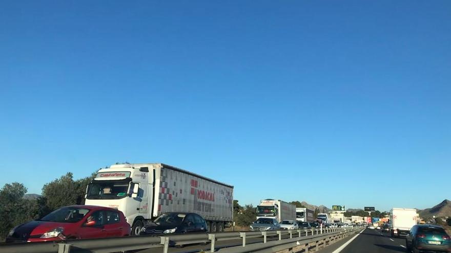 Las colas se repiten en la A-31 por un nuevo accidente ocurrido en la mañana de este martes.