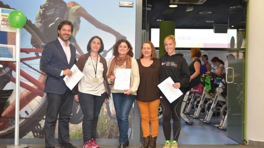 Acuerdo entre Asamma y O2 Centro Wellness El Perchel para favorecer el deporte. Coincidiendo con la semana en que se celebra el Día contra el Cáncer, el Centro Wellness El Perchel y la Asociación Malagueña de Mujeres Operadas de Cáncer de mama Asamma han firmado un acuerdo para que las mujeres operadas de cáncer de mama puedan hacer a precios asequibles la actividad de Sincrobox. Se trata de un sistema de entrenamiento que combina ejercicios del tren superior basados en las artes marciales y el fitness, con un pedaleo activo en bicicleta indoor que facilita la recuperación de la movilidad de miembros superiores.