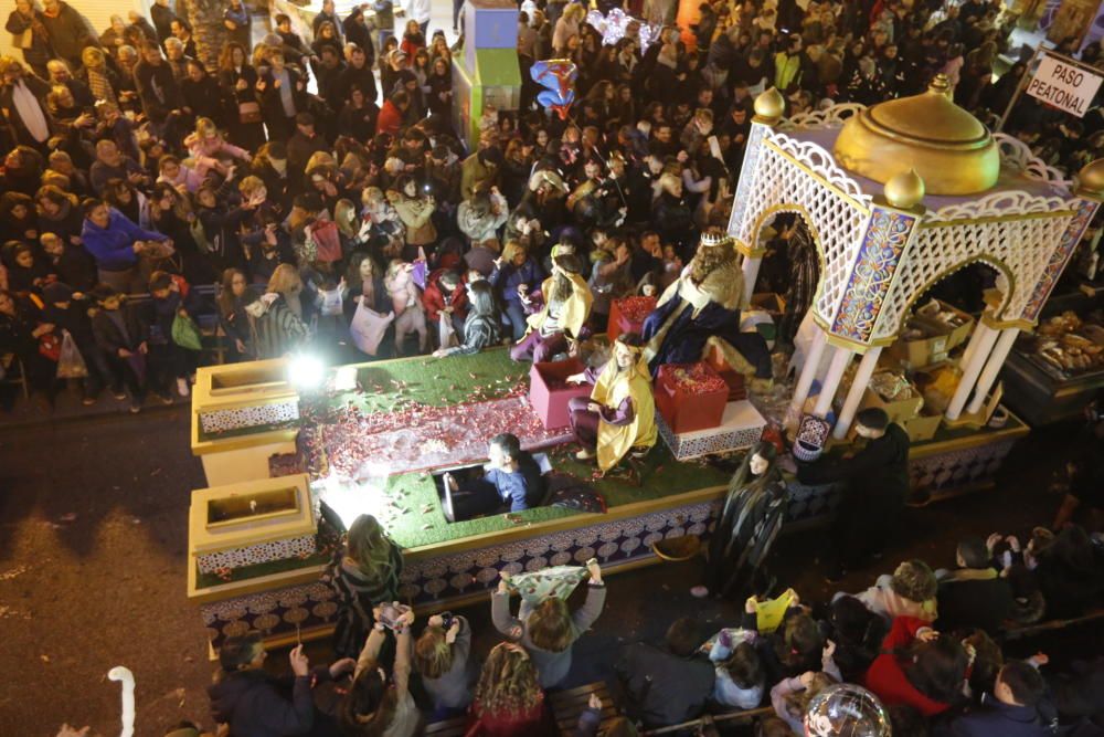 La cabalgata de los Reyes Magos en Elche ha recorrido el centro de la ciudad con 13 carrozas y más de 600 personas