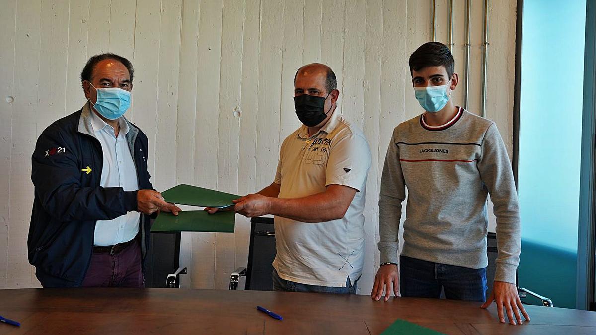 José Crespo y José Luis Montoto, durante la firma del convenio, acompañados por Avelino Souto.