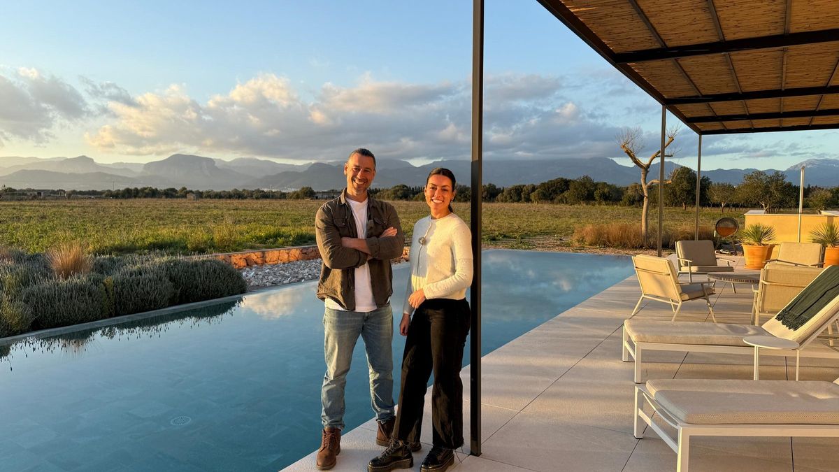 Das Moderatoren-Paar Davit Arican und Lourdes Vázquez am Pool mit wunderschönem Ausblick auf das Tramuntana-Gebirge