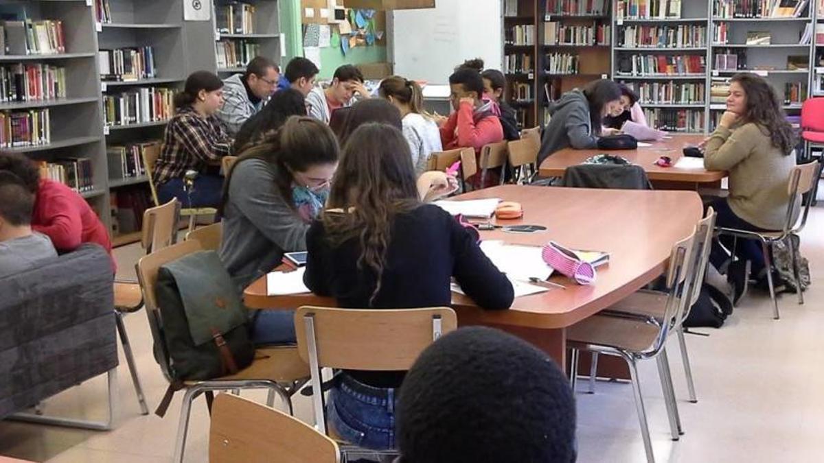 Alumnes a la biblioteca de l'institut Serrallargade Blanes