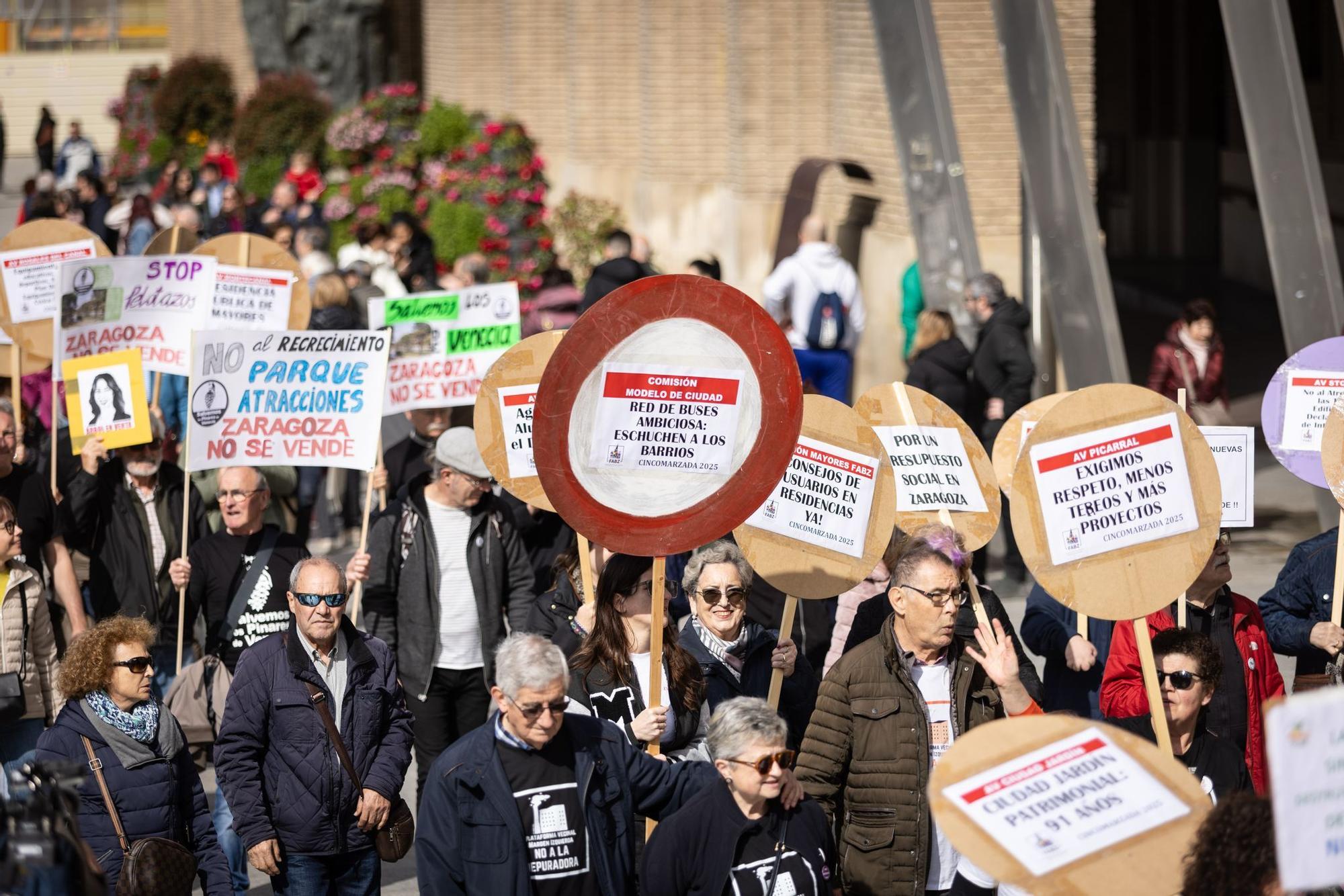 En imágenes | Los zaragozanos no fallan a su cita en el Tío Jorge por la Cincomarzada