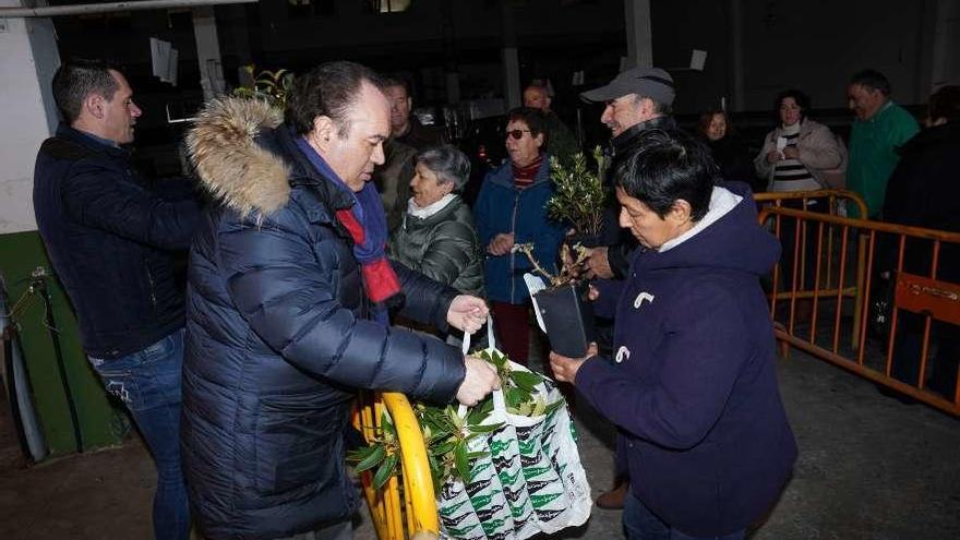 Lalín contará con 600 árboles más  |  El municipio de Lalín contará con 600 árboles más dentro de la campaña 50.000 árbores +. El Concello adquirió un total de 594, tal y como indica el concejal de Medio Ambiente, César Reboredo. Se vendieron en cuatro lotes a precio de 20 euros cada uno y de diversas especies. Estas fueron repartidas ayer por parte del alcalde del municipio, José Crespo, y del concejal de Rural, José Cuñarro, en el mercado de ganado a los vecinos que las compraron. Como dato significativo es que en la última campaña, la celebrada en el 2015, se compraron 536. Las plantaciones deben hacerse en Lalín.