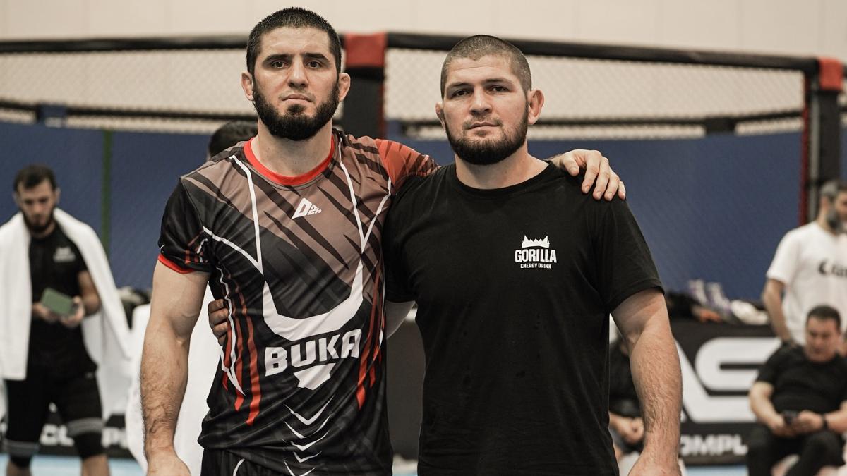 Islam Makhachev, junto a su 'maestro' Khabib Nurmagomedov