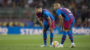 Jordi Alba y Dani Alves analizando todas las posibilidades de una falta durante el partido contra el Mallorca 