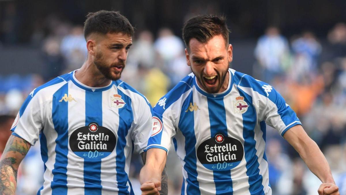 Lapeña, a la derecha, celebra su gol, el segundo del Deportivo, junto a Granero. |  // C ARLOS PARDELLAS