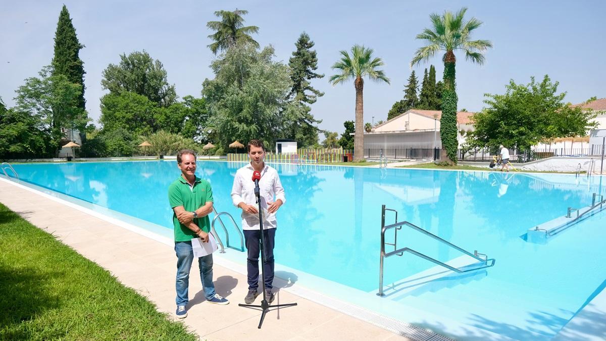 El alcalde, Fernando Priego, acompañado por el delegado municipal de Deportes, Francisco Casas.