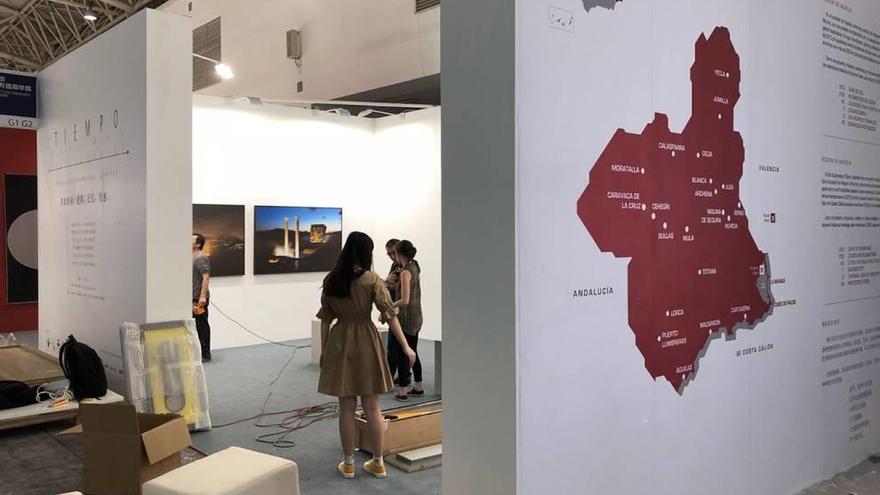 El mapa de la Región de Murcia, presente en el stand de la feria en China.