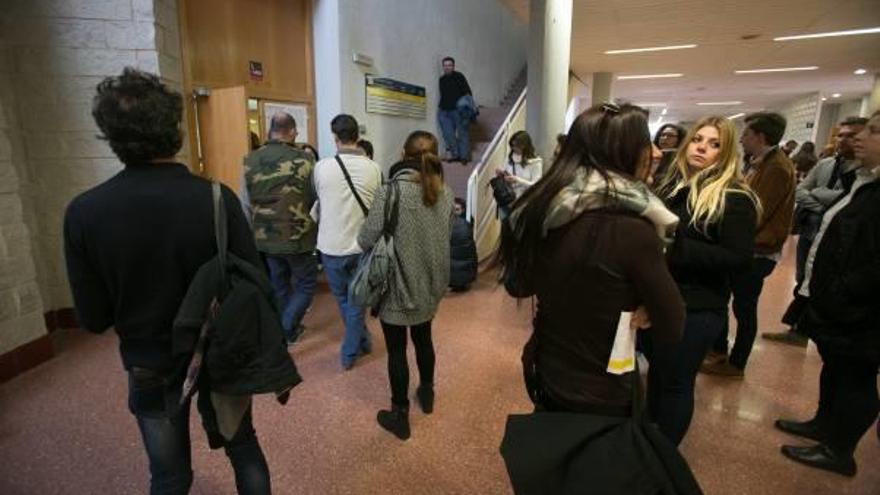 Imagen de opositores, ayer, esperando a entrar al examen.